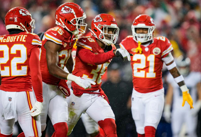 L’Jarius Sneed celebrates walking on the field with teammates